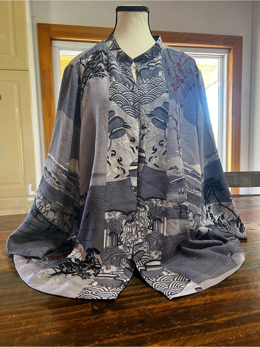 Elegant Grey Patterned Kimono Jacket - Picture 3 of 14